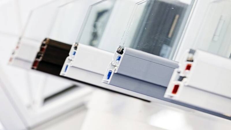 Linha de Perfis de Alumínio para Vidro Temperado